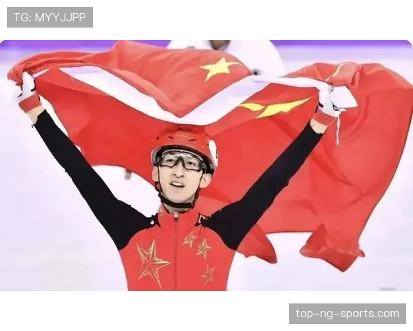 武大靖领奖台上的狠劲儿，刷到他家日常照竟然在超市拎菜——这落差笑死我