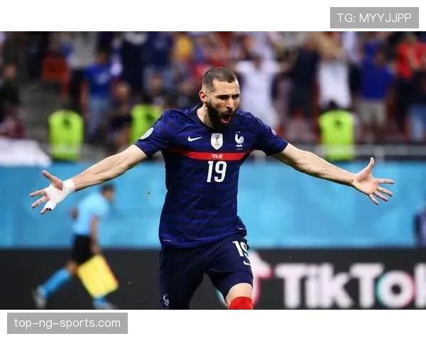 本泽马与吉鲁的战术定位如何影响进攻效率？